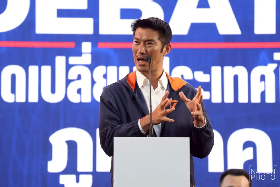 นายธนาธร จึงรุ่งเรืองกิจ พรรคประชาชน 