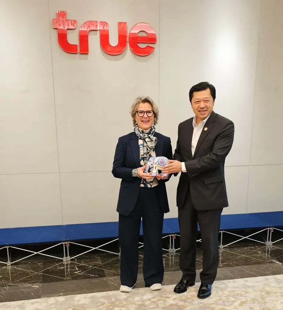 (ซ้าย) นางสาวเบเนดิกต์ ชิลเบรด ฟาสเมอร์ ซีอีโอของ Telenor  (ขวา) ศุภชัย เจียรวนนท์  ประธานคณะผู้บริหาร เครือเจริญโภคภัณฑ์ (ซีพี) และ ประธานกรรมการ บริษัท ทรู คอร์ปอเรชั่น จำกัด (มหาชน) 