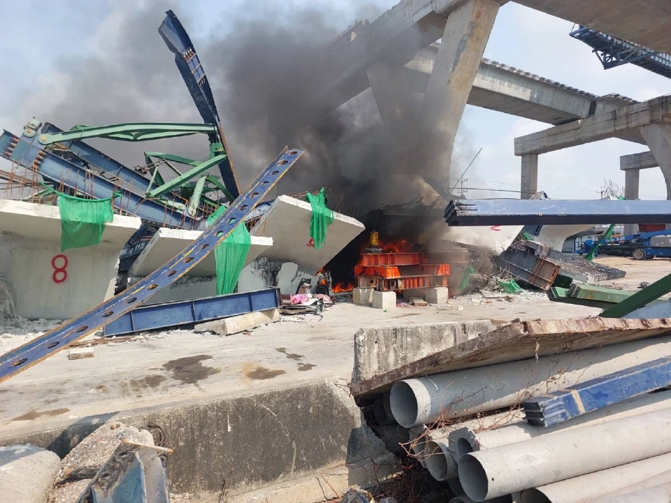 เกิดเหตุซ้ำ ไฟลุกไหม้จุดเดิมเครนถล่มถนนพระราม 2 