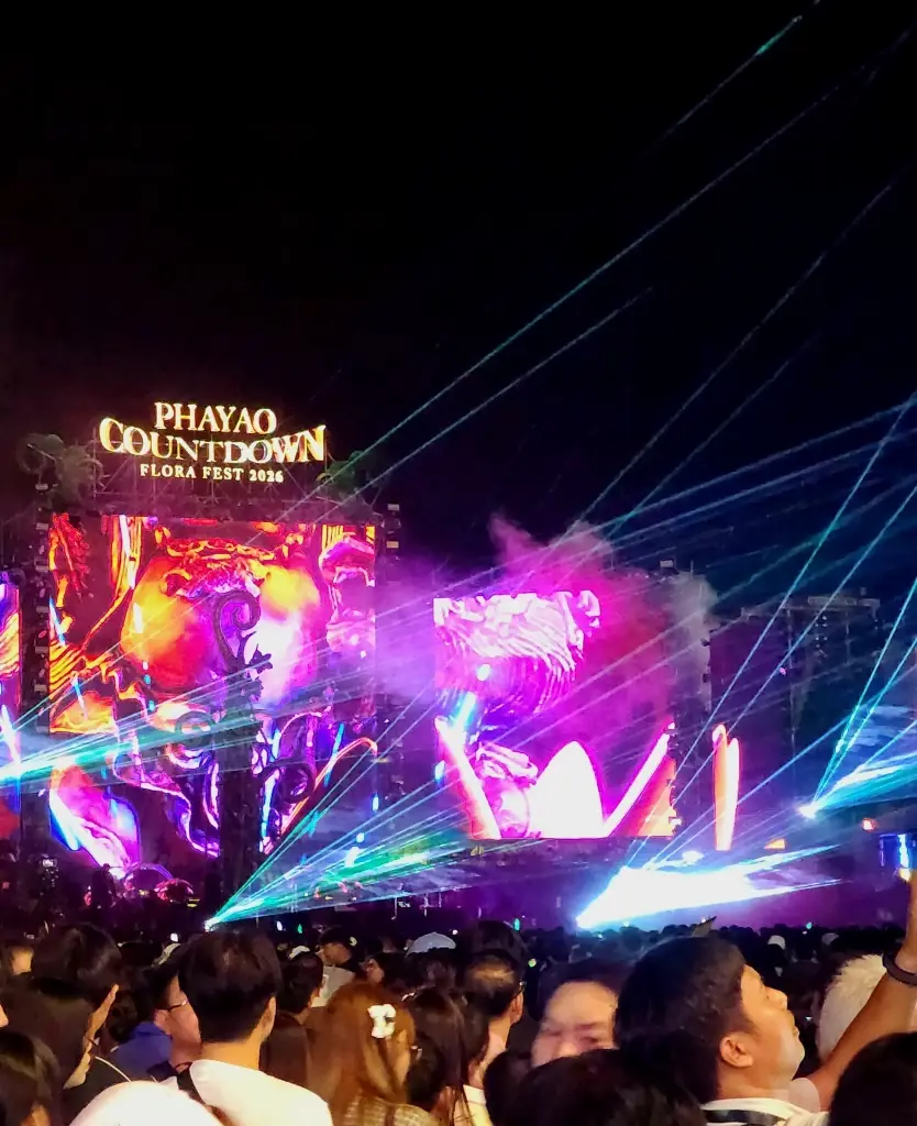 อลังการ 'เคาท์ดาวน์พะเยา' เนรมิตกว๊านพะเยา พลุ โดรน ทุ่งดอกไม้แสงสีตระการตา