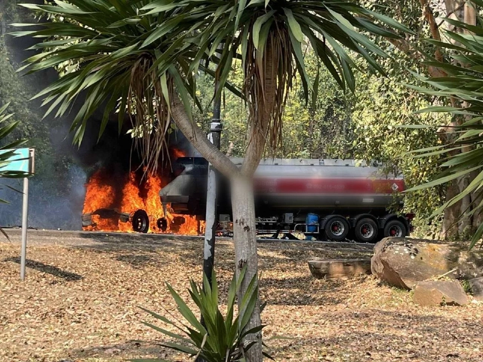 ระทึก! บรรทุกน้ำมันชนเทรลเลอร์ไฟไหม้ ปิดถนน 304 วังน้ำเขียว 100%