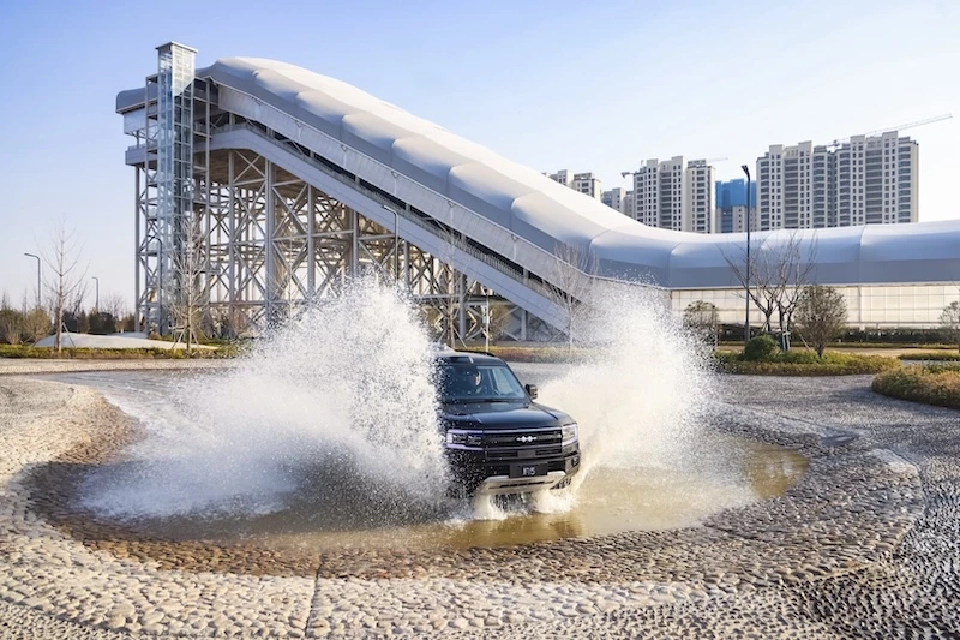 บุกสนามทดสอบ บีวายดี เจิ้งโจว มูลค่า 2.5 หมื่นล้าน ไต่เนินทราย ตะบัน Yangwang U9