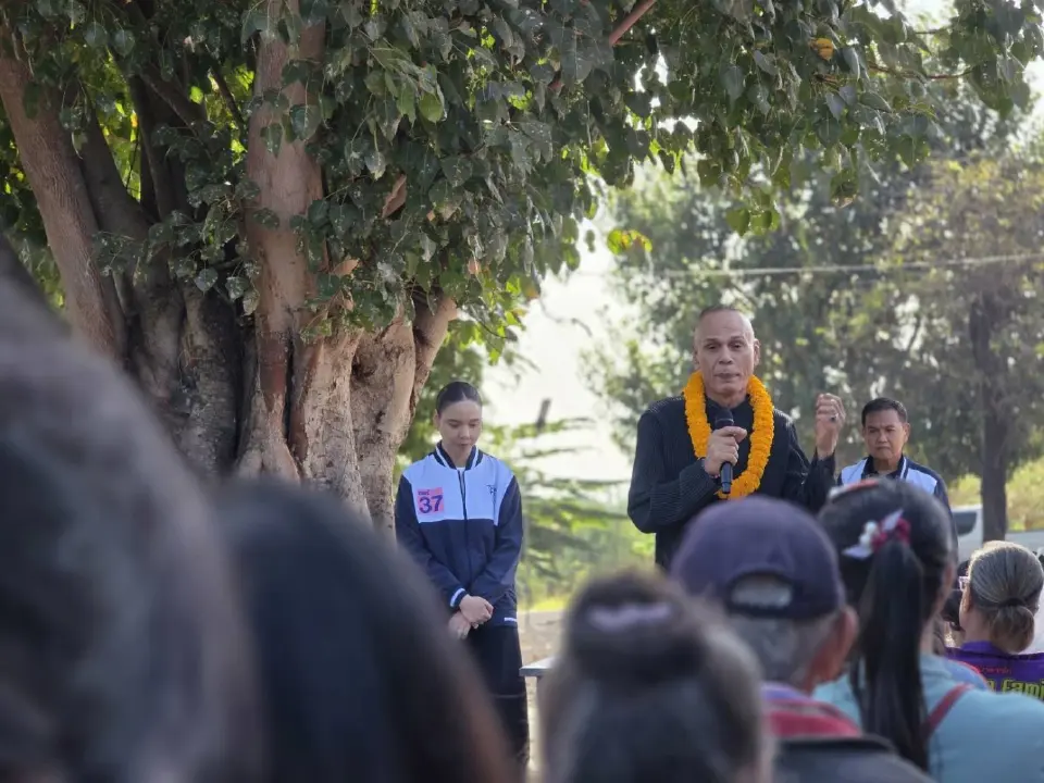 พ่อลูกไทยเศรษฐ์ “ซาบีดา” ควง “ชาดา” ลุยบ้านไร่ อ้อนขอคะแนนเลือกตั้ง