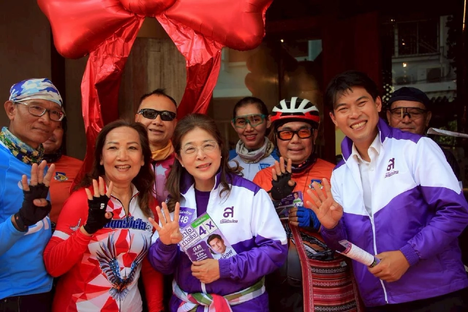 “สุดารัตน์"ลุยหาเสียงอุบลฯ ชวนทุกพรรคเซ็นสัญญาประชาคมไม่โกง