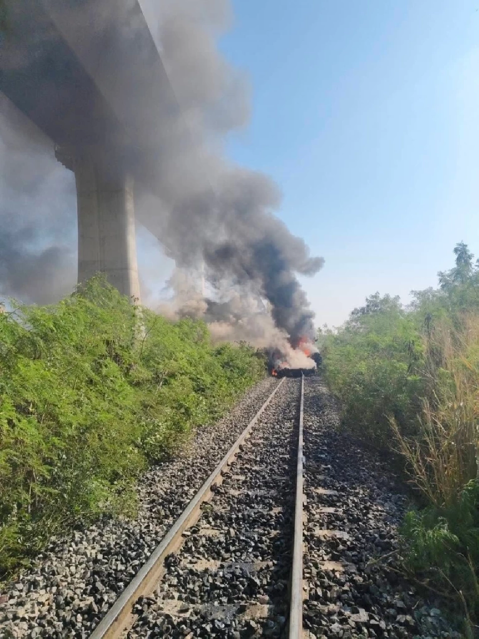 อุบัติเหตุเครนก่อสร้างโครงการรถไฟความเร็วสูง (ไฮสปีด) หล่นทับขบวนรถไฟขบวนที่ 21 เดินทางจากสถานีกลางกรุงเทพอภิวัฒน์-อุบลราชธานี อ.สีคิ้ว จ.นครราชสีมา