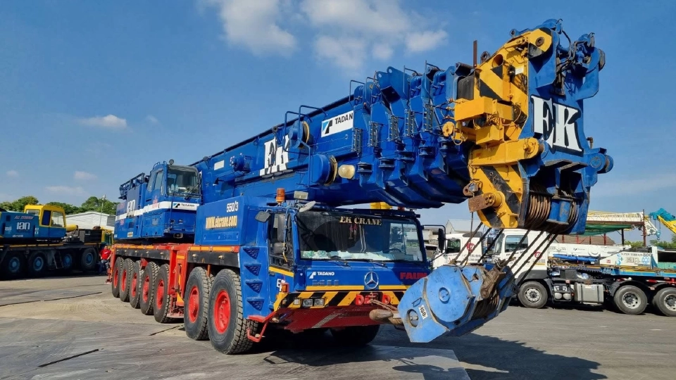 ตำรวจทางหลวง แจ้งหลีกเลี่ยง ถนนพระราม 2 กู้ซากเหตุเครนถล่ม