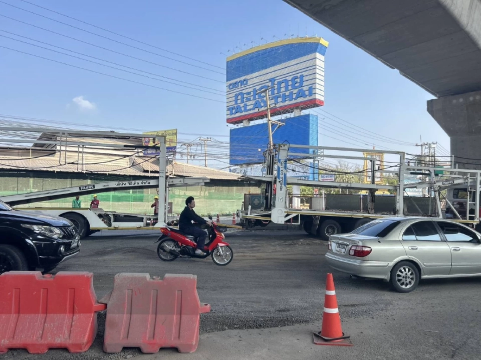 จราจรพระราม 2 ขาเข้าติดหนึบ ปิดคู่ขนานซ่อมถนนทรุดหน้าตลาดทะเลไทย