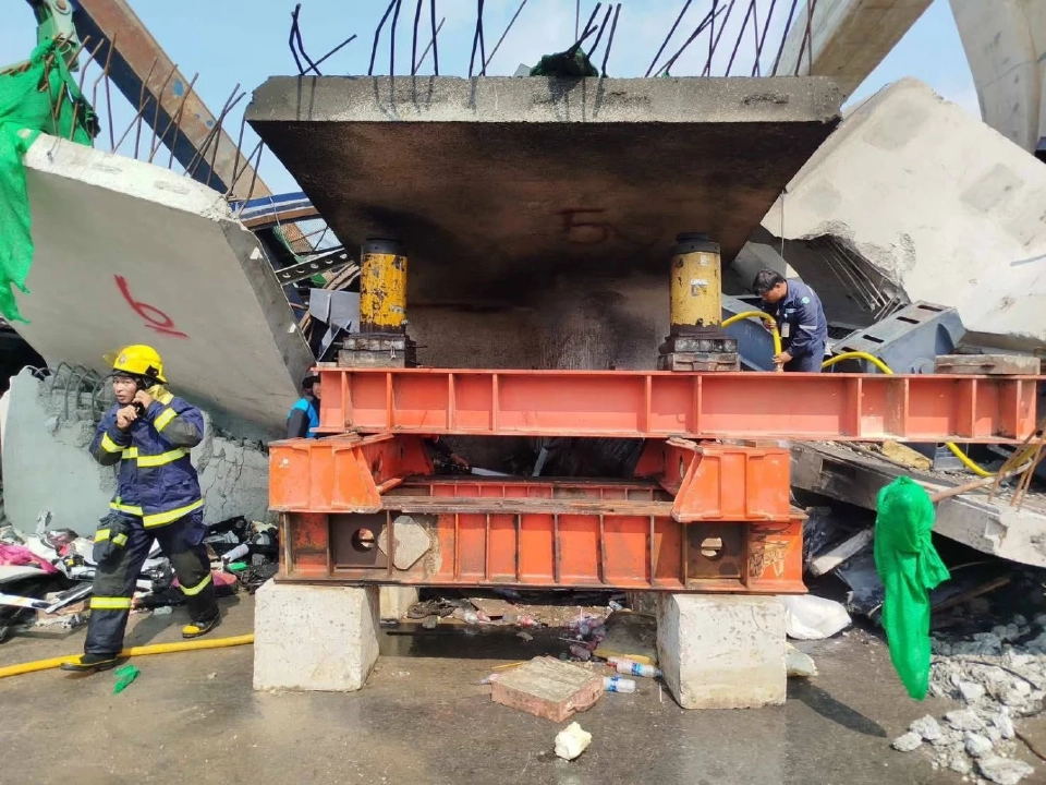 เกิดเหตุซ้ำ ไฟลุกไหม้จุดเดิมเครนถล่มถนนพระราม 2 