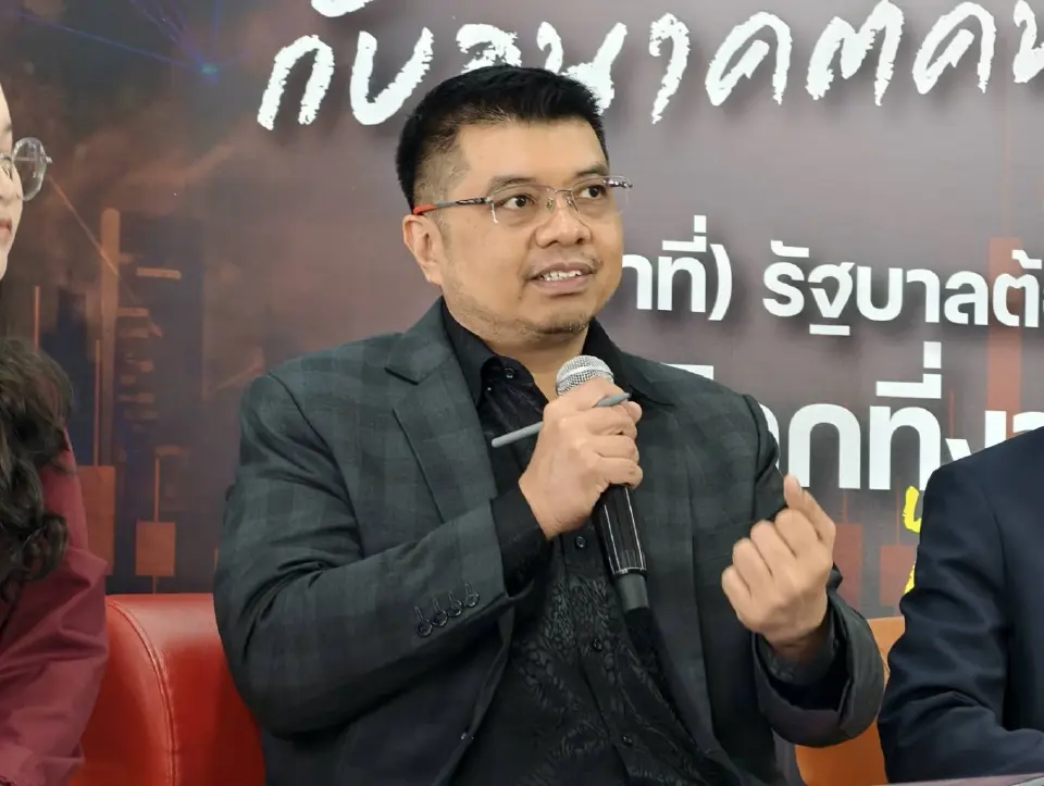 ผศ.ดร.เกียรติอนันต์ ล้วนแก้ว อาจารย์คณะเศรษฐศาสตร์ ม.ธรรมศาสตร์