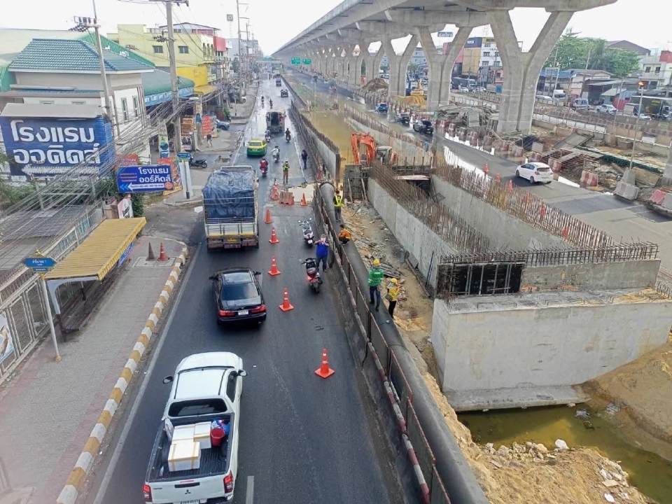พระราม 2 อีกแล้ว ถนนทรุดตัว เป็นหลุมขนาดใหญ่ จราจรวิกฤต