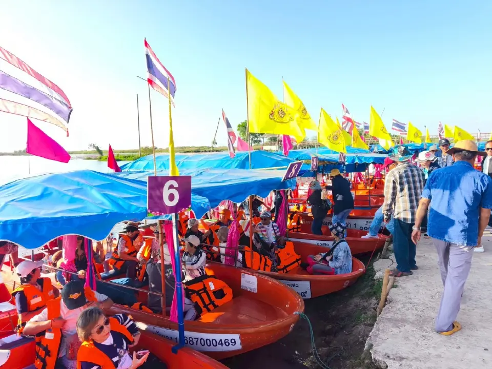 นักท่องเที่ยวต่างชาติ แห่ตามรอย 'ลิซ่า' เที่ยว 'ทะเลบัวแดง' อุดรธานี 