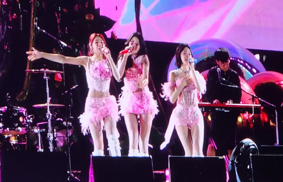 อลังการ 'เคาท์ดาวน์พะเยา' เนรมิตกว๊านพะเยา พลุ โดรน ทุ่งดอกไม้แสงสีตระการตา