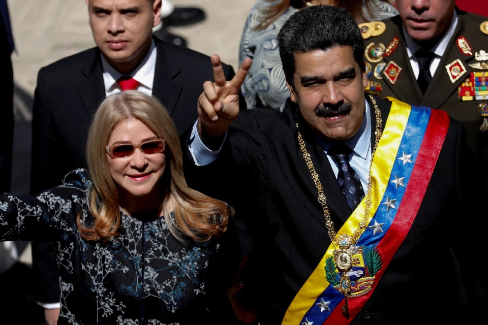 นายนิโคลัส มาดูโร ประธานาธิบดีเวเนซุเอลา และนางซิเลีย ฟลอเรส ภริยา (ภาพลิขสิทธิ์รอยเตอร์ส)