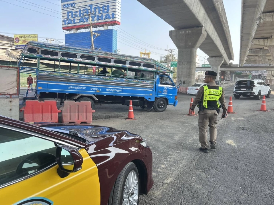 จราจรพระราม 2 ขาเข้าติดหนึบ ปิดคู่ขนานซ่อมถนนทรุดหน้าตลาดทะเลไทย