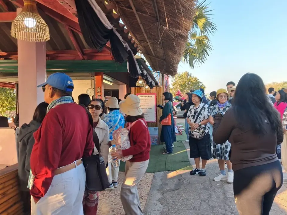 นักท่องเที่ยวต่างชาติ แห่ตามรอยกระแส 'ลิซ่า' เที่ยว 'ทะเลบัวแดง' อุดรธานี คึกคัก