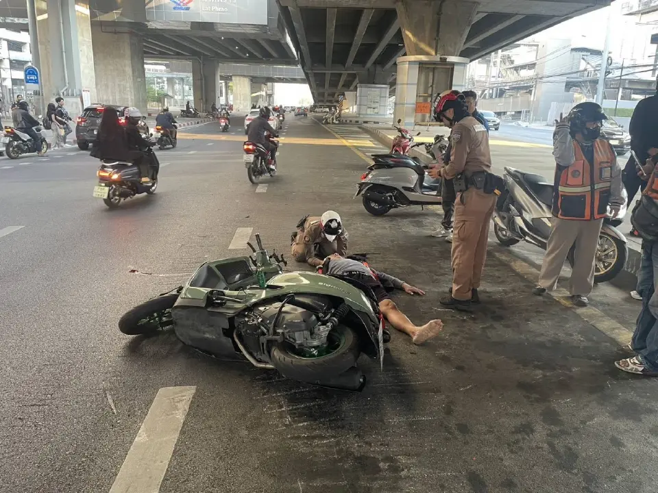 รอง ผบ.ตร.ยกย่องตำรวจสน.พหลโยธิน ช่วยผู้บาดเจ็บสาหัสอย่างทันท่วงที