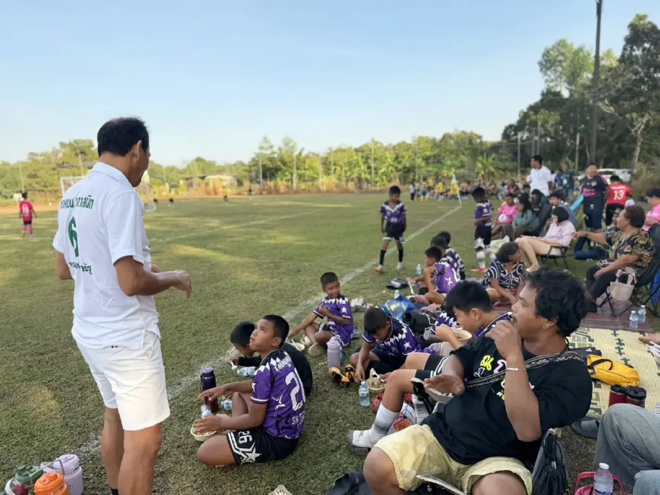 'พราหมณ์ มุกดาสนิท' ชูสโลแกน 'มิสเตอร์ฟุตบอล'  หาเสียงเลือกตั้ง ขอโอกาสชาวจันทบุรี