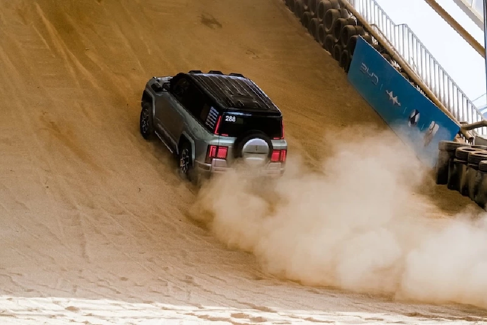 บุกสนามทดสอบ บีวายดี เจิ้งโจว มูลค่า 2.5 หมื่นล้าน ไต่เนินทราย ตะบัน Yangwang U9