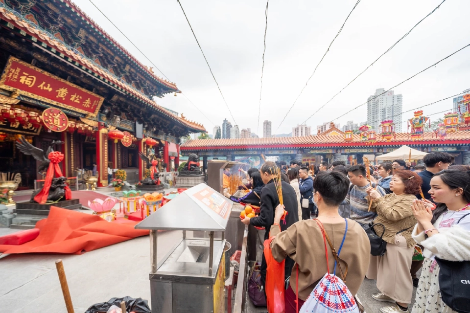 ช็อปเปิดศักราช 'ไอคอนสยาม' ลุ้นทริปเปิดทรัพย์ฮ่องกงกับอาจารย์คฑา