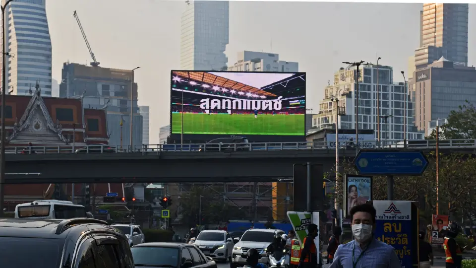 คาราบาวทุ่มแคมเปญ “เชียร์บอล เชียร์บาว” ขึ้นป้ายทั่วกรุง ตอกย้ำตัวจริงฟุตบอล