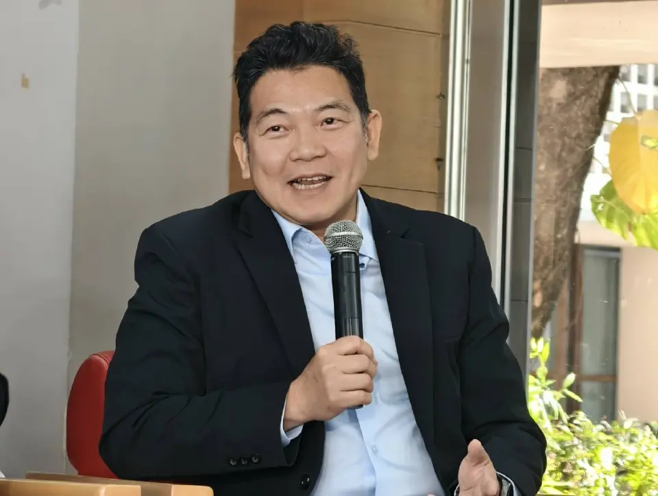 ศ.ดร.อาณัติ ลีมัคเดช จากคณะพาณิชยศาสตร์และการบัญชี มธ.