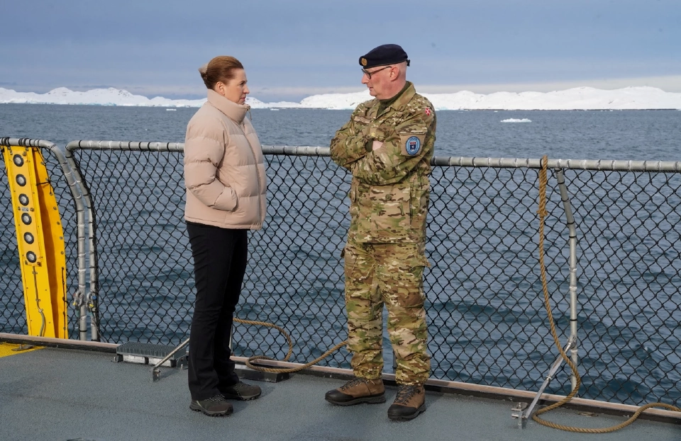นายกรัฐมนตรีเดนมาร์ก หารือกับโซเรน แอนเดอร์เซน ผู้บัญชาการกองบัญชาการอาร์กติก บนเรือตรวจสอบ Vaedderen ของกระทรวงกลาโหม ในน่านน้ำรอบเมืองนูอุกประเทศกรีนแลนด์เมื่อวันที่ 3 เมษายน 2568 REUTERS