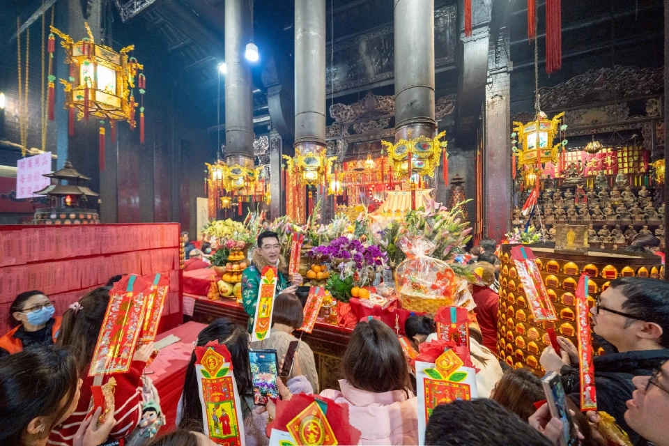 ช็อปเปิดศักราช 'ไอคอนสยาม' ลุ้นทริปเปิดทรัพย์ฮ่องกงกับอาจารย์คฑา