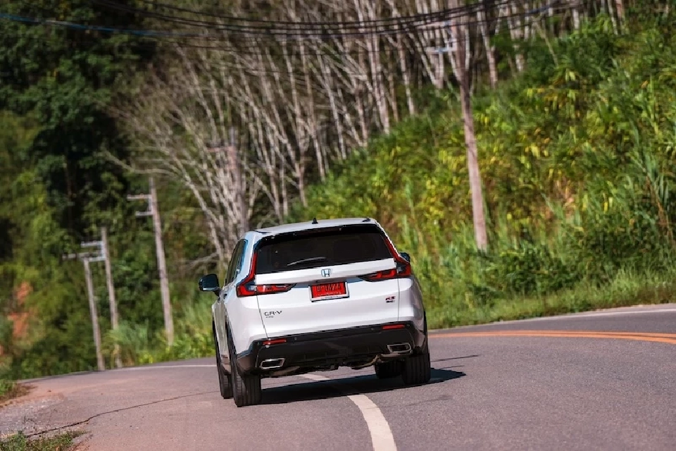 รีวิว Honda CR-V RS 4WD เอสยูวีไฮบริดราคาล้านเจ็ด