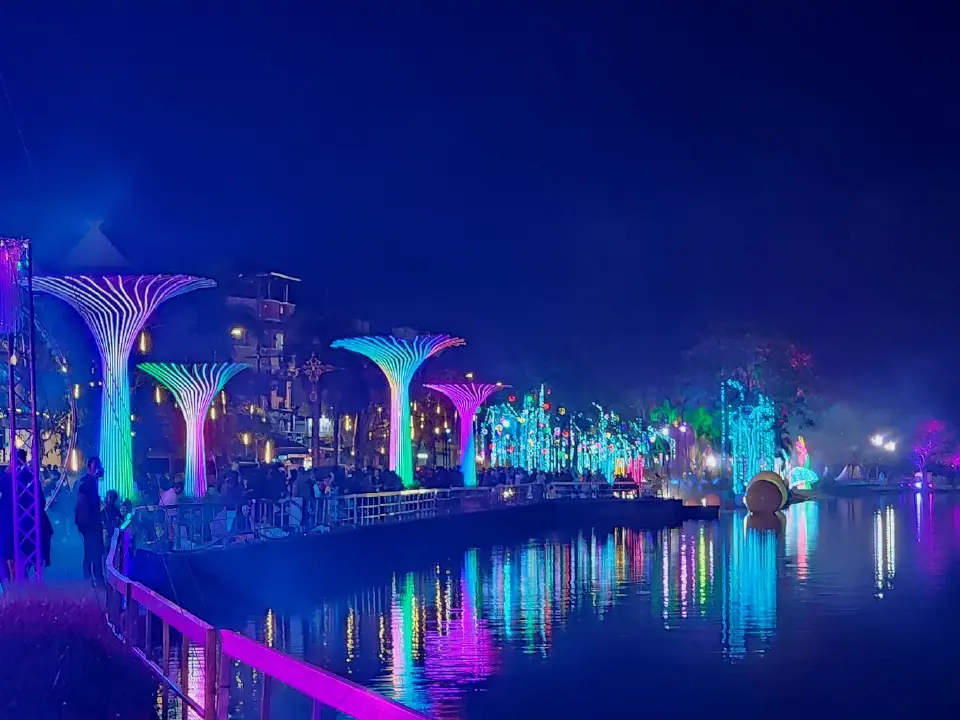 อลังการ 'เคาท์ดาวน์พะเยา' เนรมิตกว๊านพะเยา พลุ โดรน ทุ่งดอกไม้แสงสีตระการตา