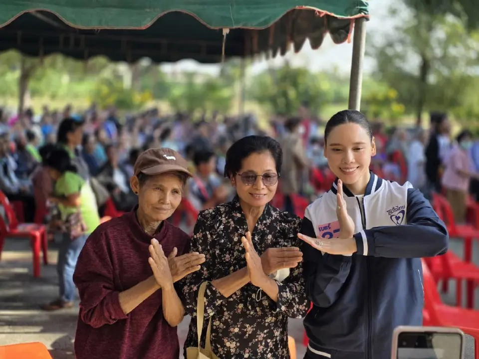 พ่อลูกไทยเศรษฐ์ “ซาบีดา” ควง “ชาดา” ลุยบ้านไร่ อ้อนขอคะแนนเลือกตั้ง