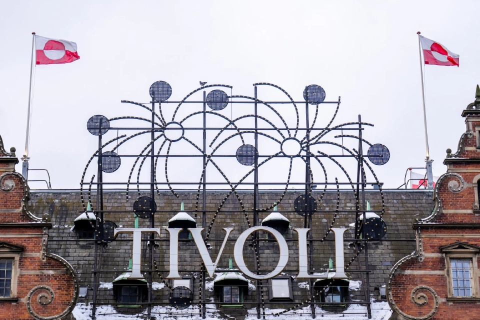 ธงชาติกรีนแลนด์ (Erfalasorput) โบกสะบัดอยู่เหนือปราสาทแอนเดอร์เซน หรือที่รู้จักกันในชื่อปราสาททิโวลี ในกรุงโคเปนเฮเกน ประเทศเดนมาร์ก เมื่อวันที่ 8 มกราคม 2026  REUTERS