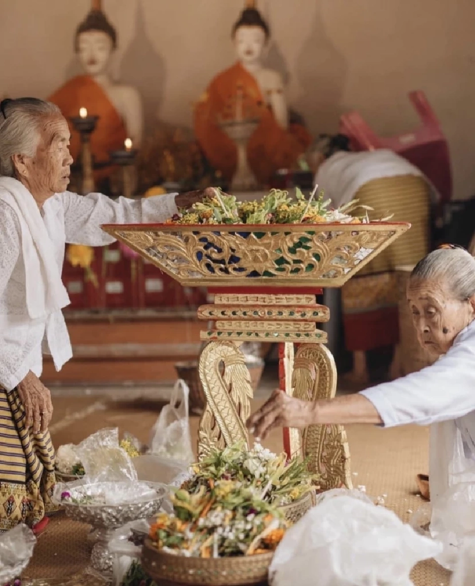 พระเจ้าดอกไม้พันดวง ศิลปะการสร้างพระพุทธรูปจากเกษรดอกไม้ 