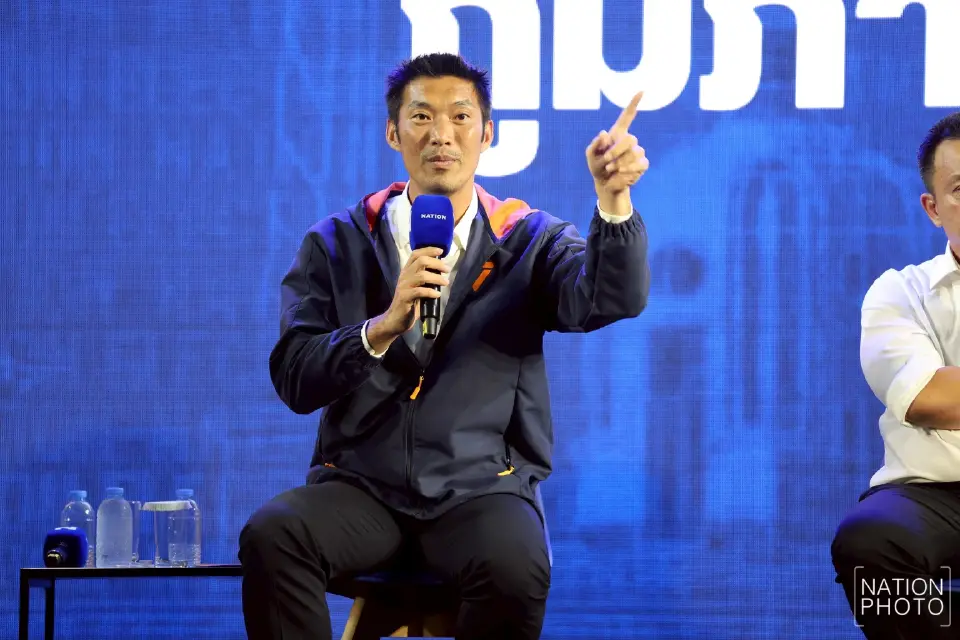 นายธนาธร จึงรุ่งเรืองกิจ พรรคประชาชน 