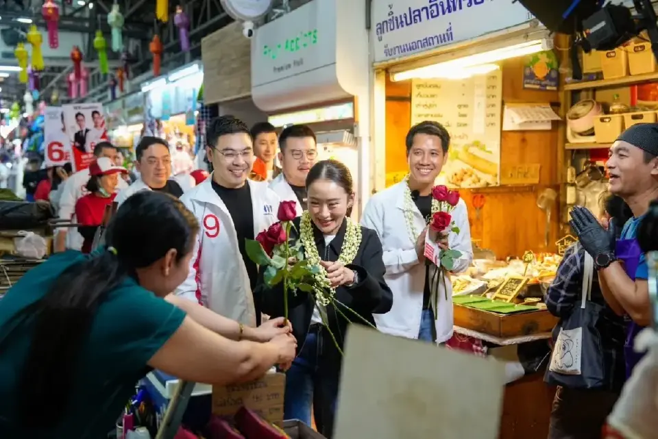 “แพทองธาร”หาเสียงกาดหลวงเชียงใหม่ แฟนคลับรุ่นใหญ่ฝากการ์ดถึง“ทักษิณ”