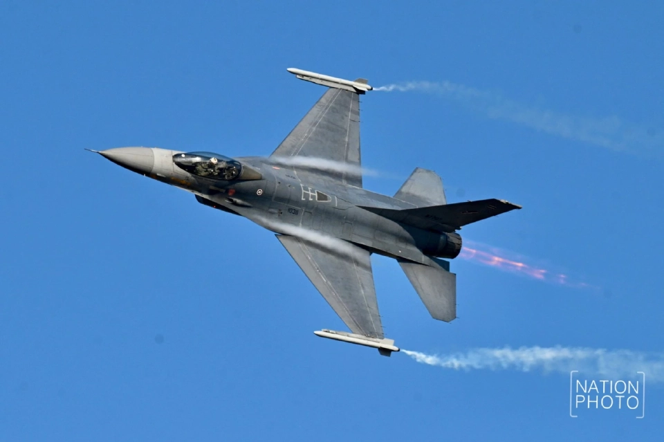 วันเด็ก ทอ.ส่ง F-16 - Gripen - AT-6 บินเหนือน่านฟ้า Air Show สุดตื่นตา