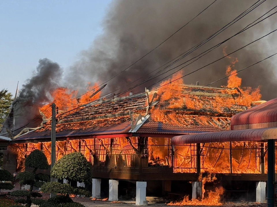 ไฟไหม้วัดตะโก วัดดังหลวงพ่อรวยลพบุรี ศาลาไม้วอดทั้งหลัง เร่งตรวจสอบสาเหตุ