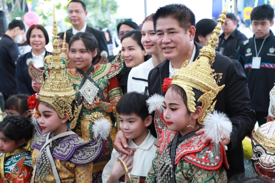 "ธรรมนัส-นฤมล" เปิดวันเด็กปี 69 แจกของขวัญแสนชิ้น ชู "เรียนดี มีคุณธรรม"