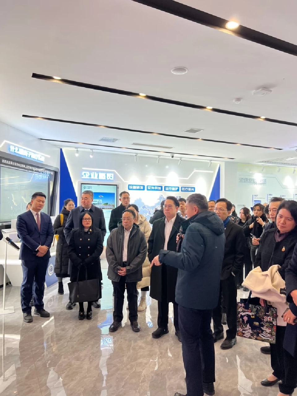 'พัฒนา' นำทีมเยือนจีนศึกษาเทคโนโลยี Heavy Ion Therapy หวังใช้รักษามะเร็งในไทย