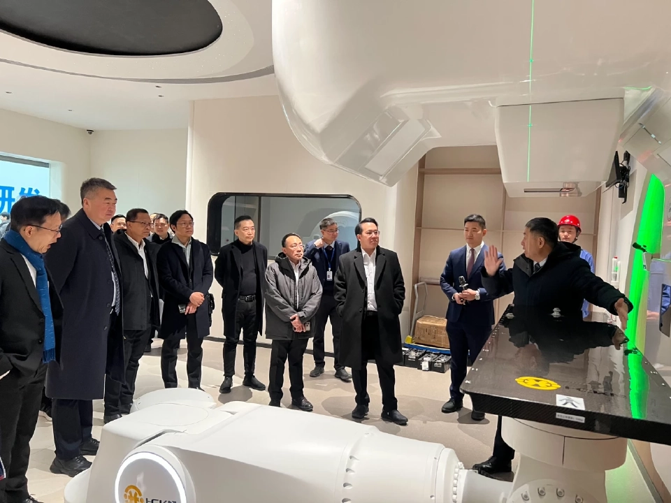 'พัฒนา' นำทีมเยือนจีนศึกษาเทคโนโลยี Heavy Ion Therapy หวังใช้รักษามะเร็งในไทย