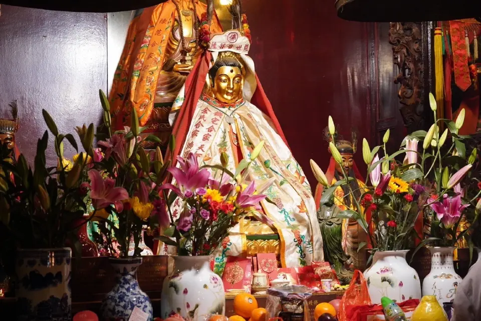 เจ้าแม่กวนอิมฮ่องฮำ โด่งดังมากเรื่องการขอพรโชคลาภ การงาน และเป็นที่รู้จักจากพิธียืมเงินเจ้าแม่กวนอิม ที่จัดปีละครั้งเท่านั้น