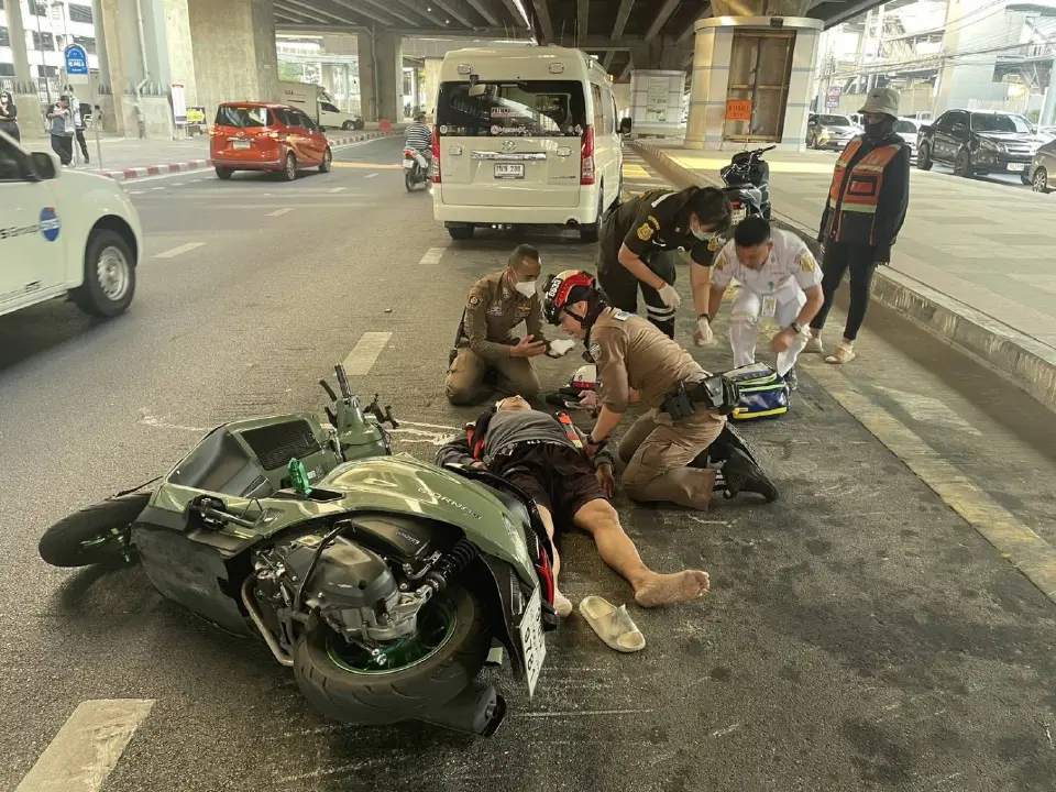 รอง ผบ.ตร.ยกย่องตำรวจสน.พหลโยธิน ช่วยผู้บาดเจ็บสาหัสอย่างทันท่วงที