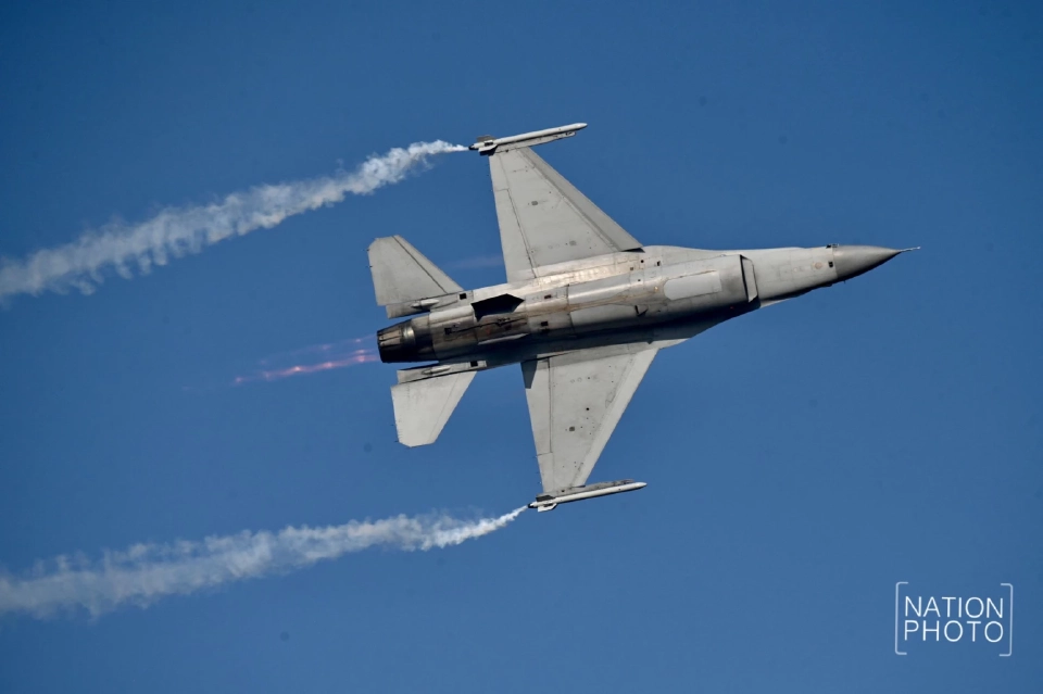 วันเด็ก ทอ.ส่ง F-16 - Gripen - AT-6 บินเหนือน่านฟ้า Air Show สุดตื่นตา