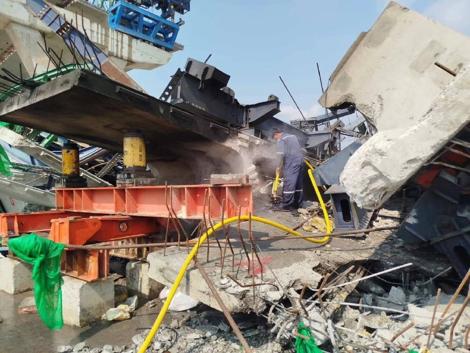 เกิดเหตุไฟลุกไหม้ ซ้ำจุดเดิม เครนถล่มถนนพระราม 2