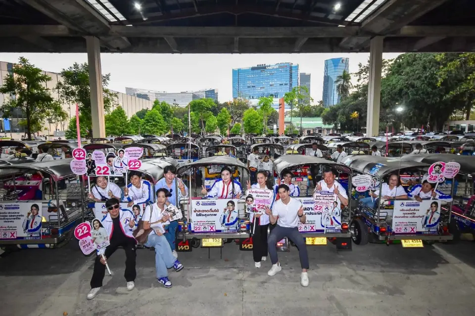 ‘ก้าวอิสระ’ เคลื่อนขบวนตุ๊กตุ๊ก 100 คัน หนุนขนส่ง EV 100% สู้ PM 2.5