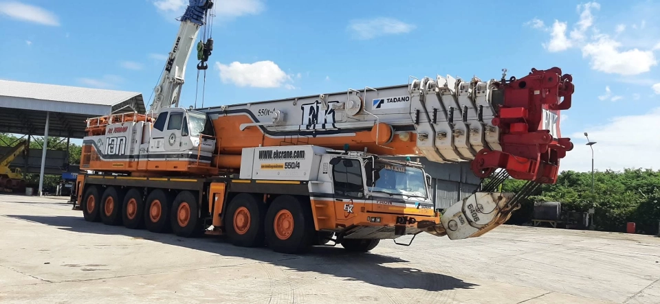 รถเครนเข้ากู้ซากเหตุเครนถล่ม บริเวณ กม.30 ถ.พระราม2 