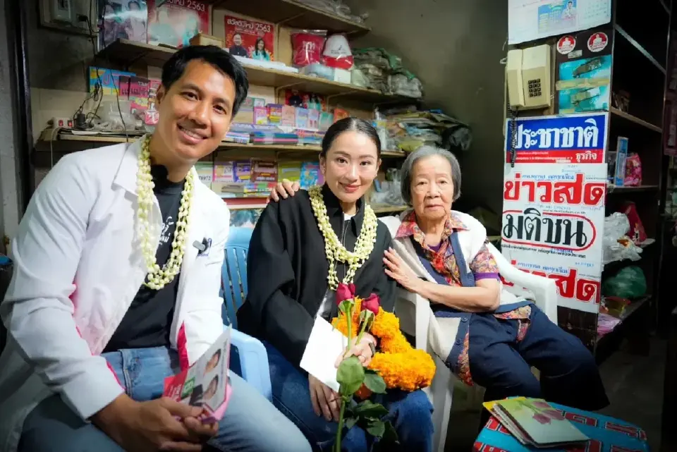 “แพทองธาร”หาเสียงกาดหลวงเชียงใหม่ แฟนคลับรุ่นใหญ่ฝากการ์ดถึง“ทักษิณ”