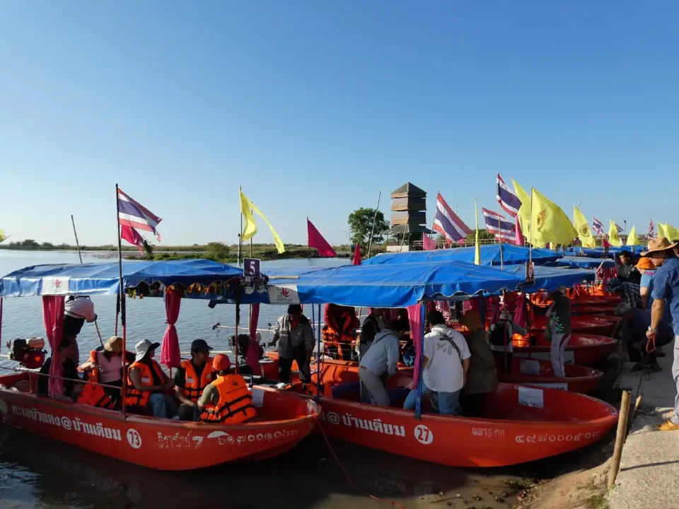 นักท่องเที่ยวต่างชาติ แห่ตามรอยกระแส 'ลิซ่า' เที่ยว 'ทะเลบัวแดง' อุดรธานี คึกคัก