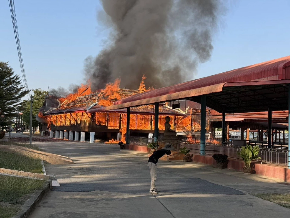 ไฟไหม้วัดตะโก วัดดังหลวงพ่อรวยลพบุรี ศาลาไม้วอดทั้งหลัง เร่งตรวจสอบสาเหตุ