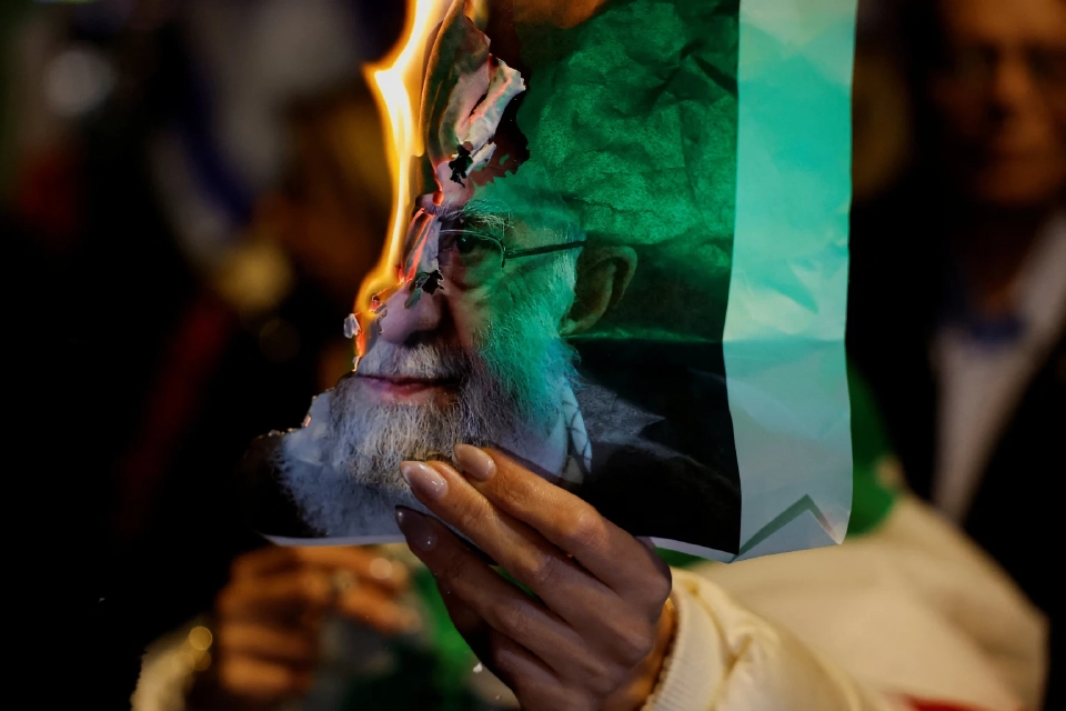 วิกฤตอิหร่าน เสียชีวิตทะลุหมื่น 'ทรัมป์' ขู่ถล่มหากไม่หยุดสังหารผู้ชุมนุม