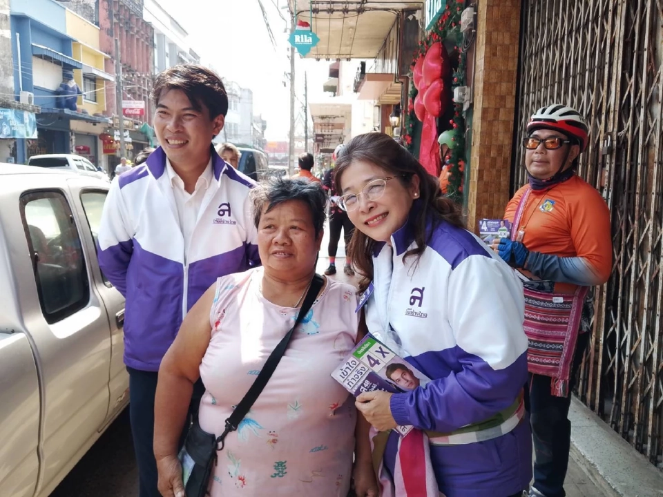 “สุดารัตน์"ลุยหาเสียงอุบลฯ ชวนทุกพรรคเซ็นสัญญาประชาคมไม่โกง